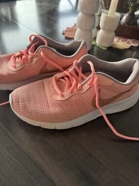 Nike Tanjun running size 6.5 Pink Mesh sneakers lightweight Breathable